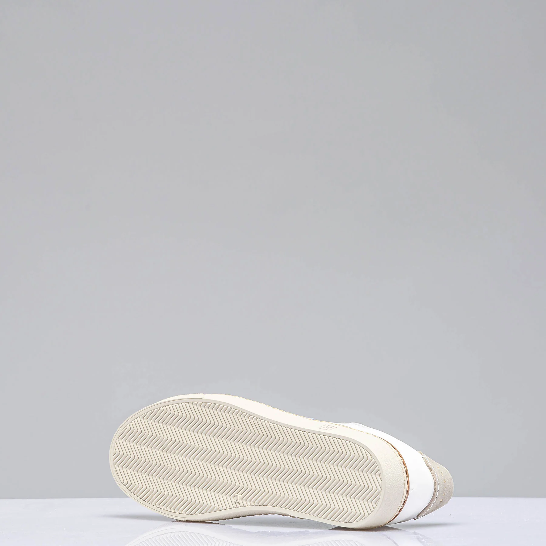 The Mustang Stripe Shoe In White/ Blue - Image 4